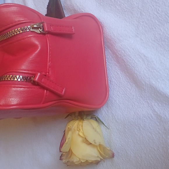 New ShiseidoVibrant Red RARE!!! VERY HARD TO FIND! LARGE DOUBLE ZIP Cosmetic Bag - Picture 4 of 11